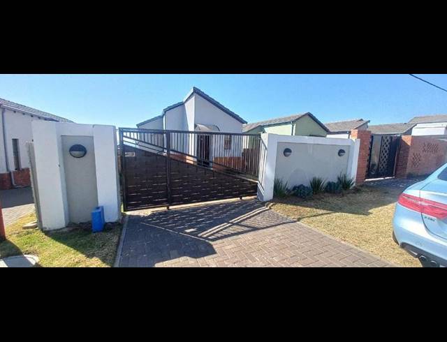 2 BEDROOM HOUSE FOR SALE IN SOUTH HILLS